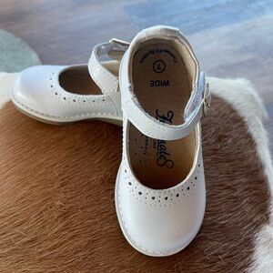 FootMates Girl's White Mary Jane Shoes - Size 7 Wide